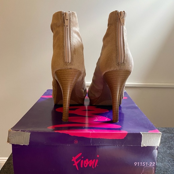 Size 10 Fioni Nichollete peep toe bootie - Picture 3 of 3